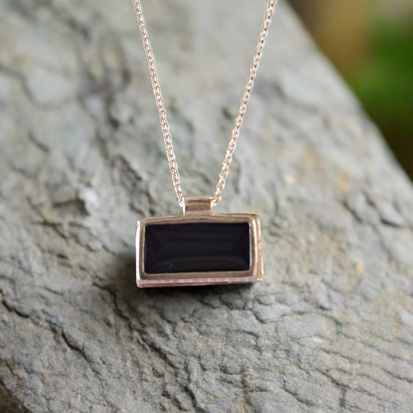 Black rectangular pendant - Katerina Roukouna