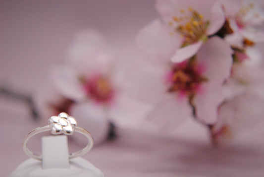 Tiny marguarite sterling silver ring - Katerina Roukouna