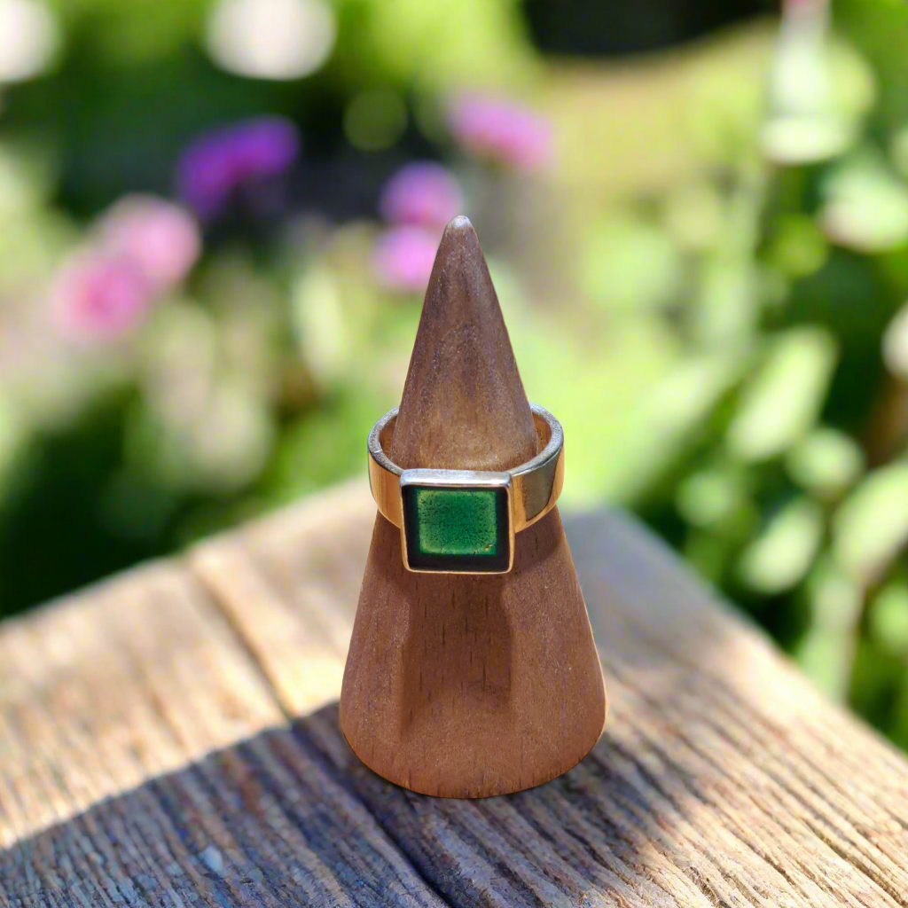Goldplated sterling silver ring with green enamel