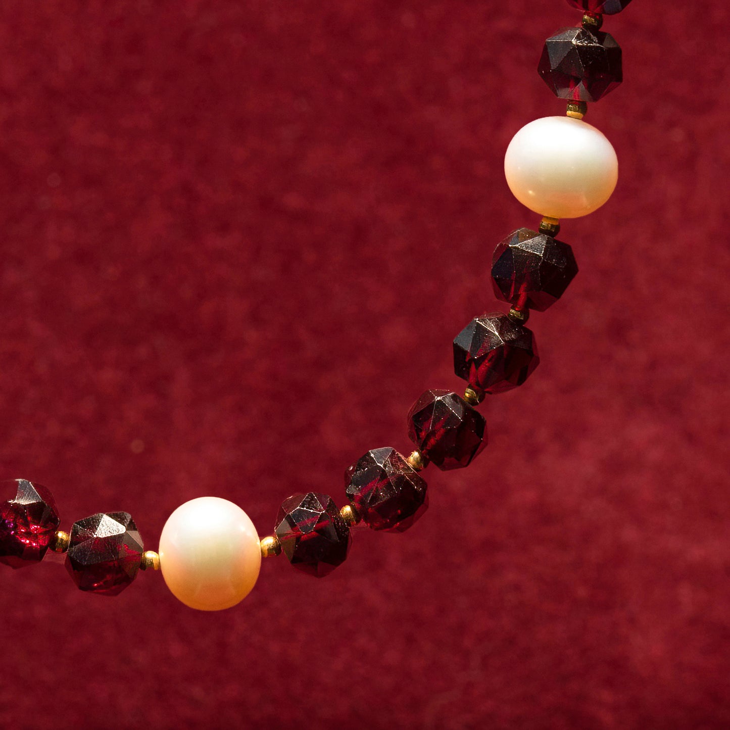 Garnets,pearls and 18K gold necklace