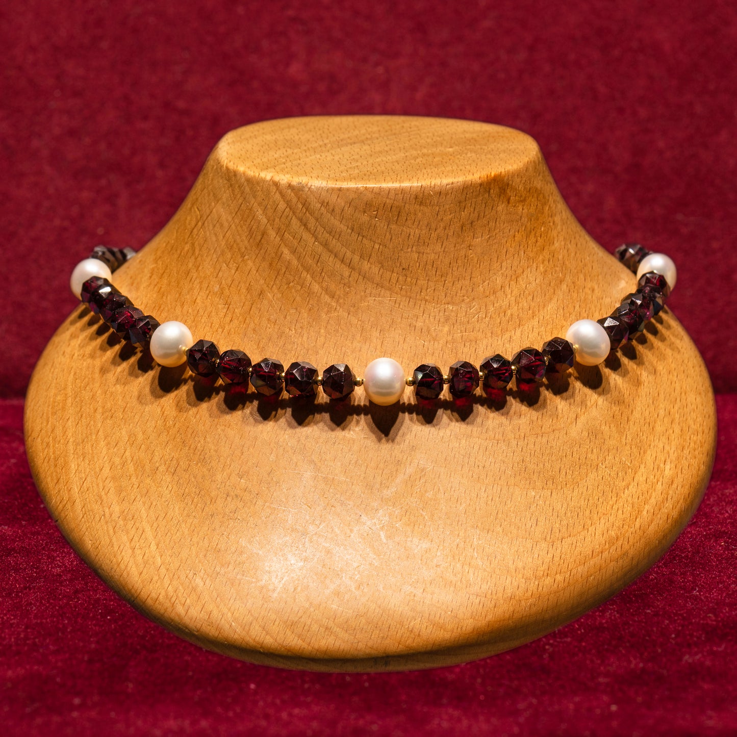 Garnets,pearls and 18K gold necklace