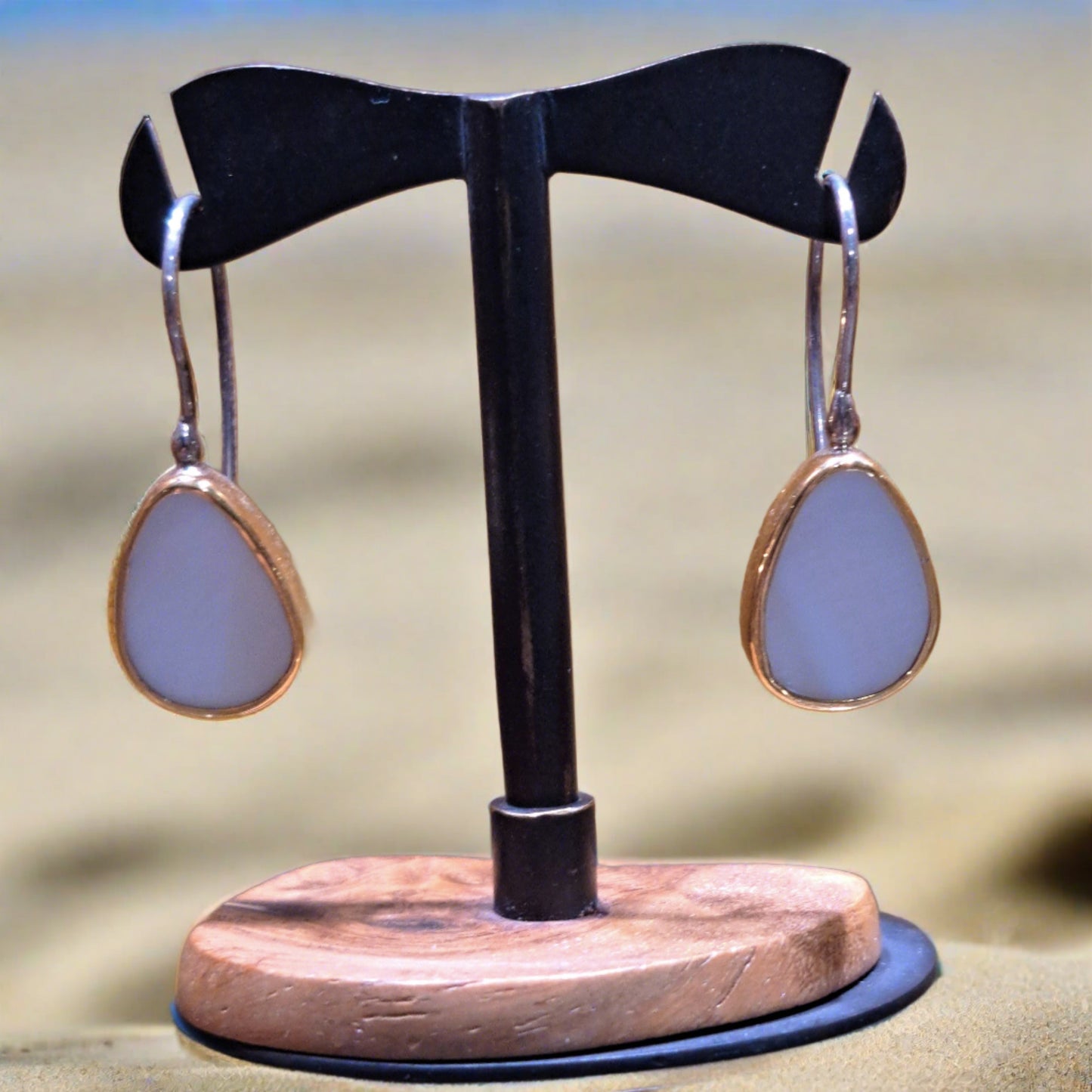 Earrings with mother of pearl,18K gold and sterling silver.
