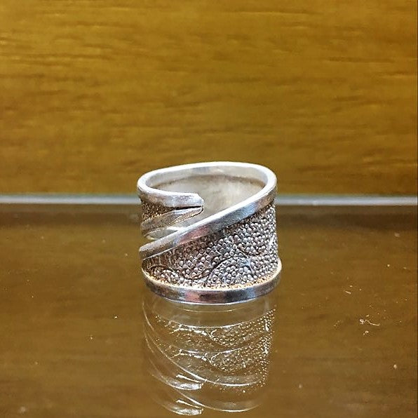 Egraved silver ring