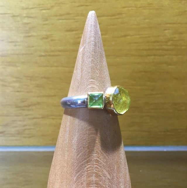 Citrine and peridots ring with 18K gold and silver.