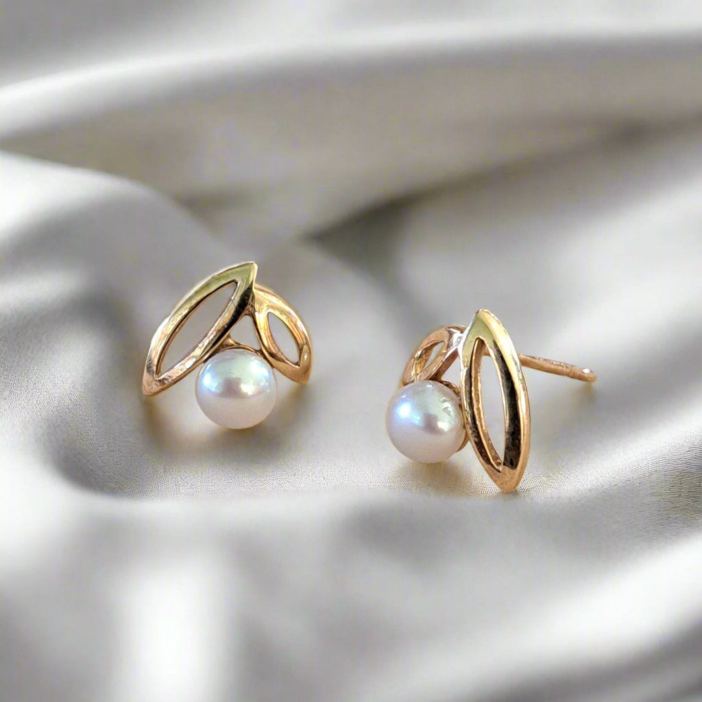 14K Gold stud  flower earrings with pearls - Katerina Roukouna