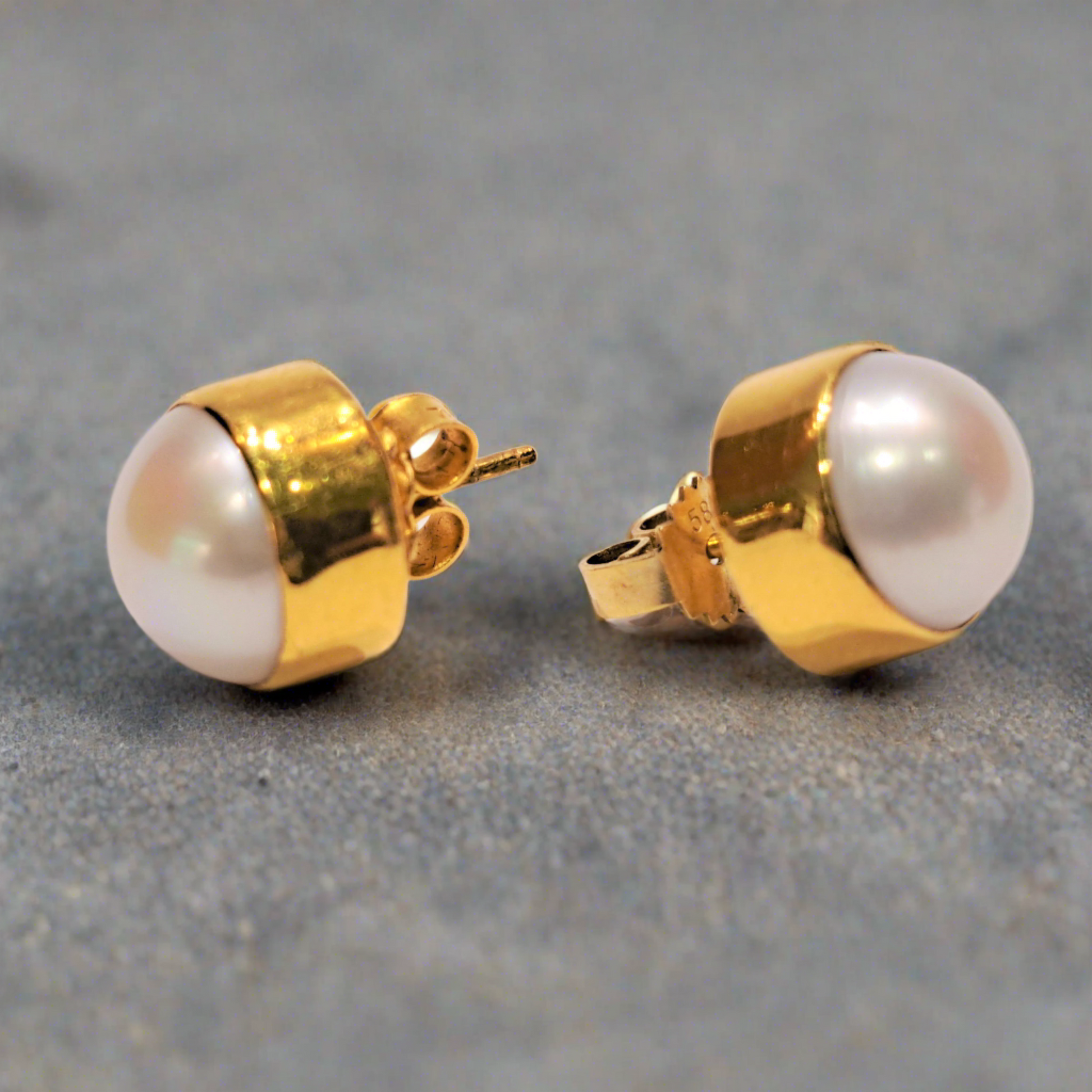18K gold earrings with white pearls