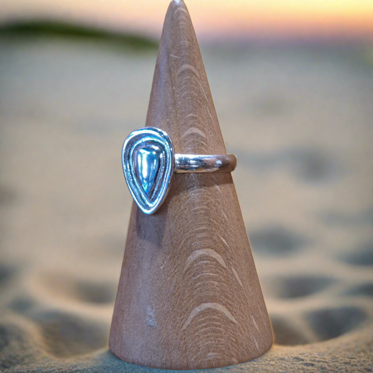 Ασημένιο δαχτυλίδι με σχήμα σταγόνας.