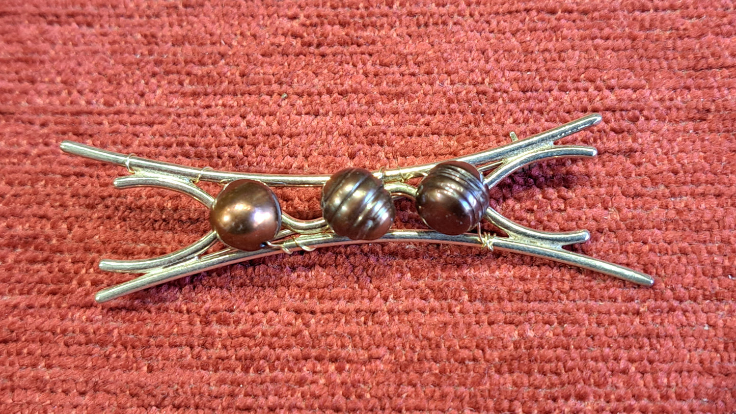 Sterling silver brooch wirh brown pearls