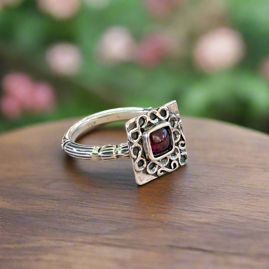 Vintage sterling silver ring with garnet