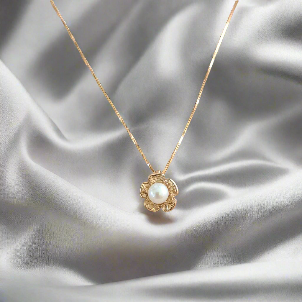 Gold flower pendant with pearl