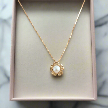 Gold flower pendant with pearl