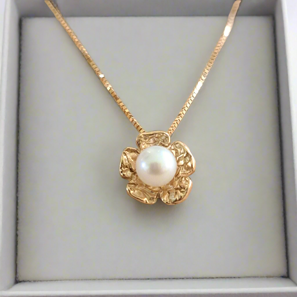 Gold flower pendant with pearl