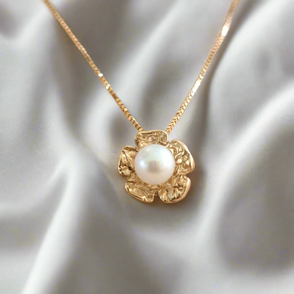 Gold flower pendant with pearl