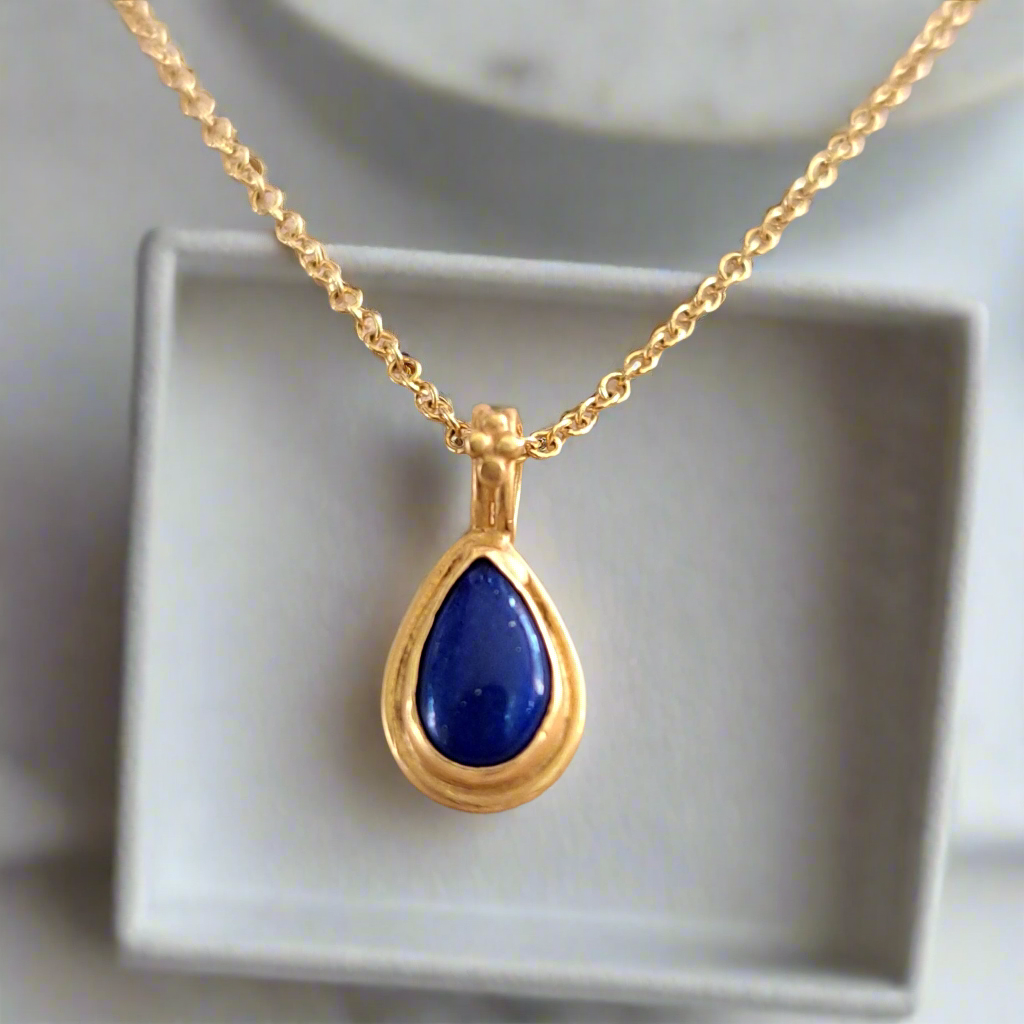 18K Gold pendant with lapis lazouli