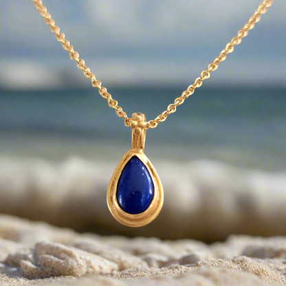 18K Gold pendant with lapis lazouli