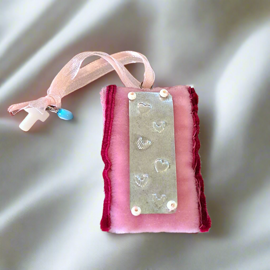 Lucky charm with sterling silver in pink velvet