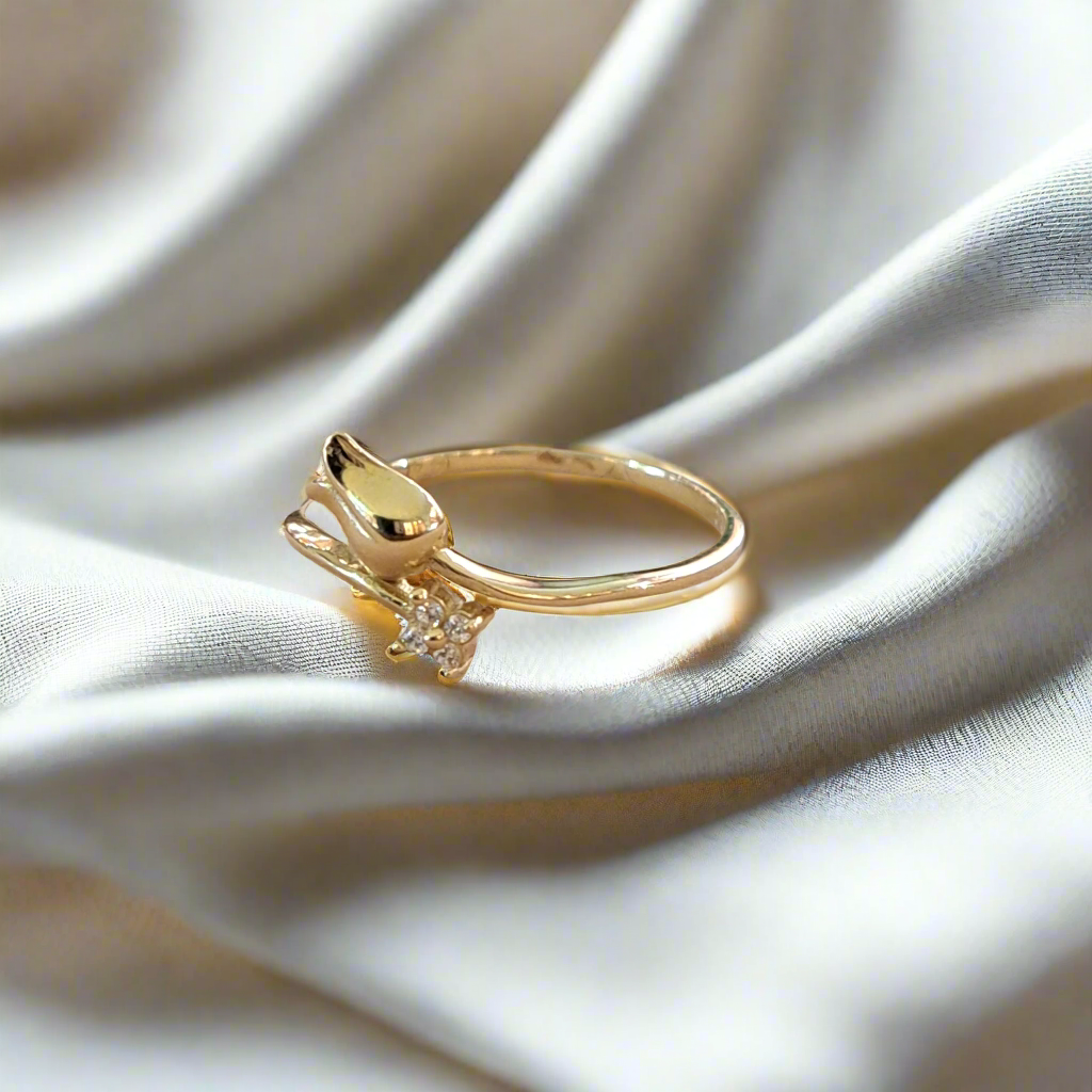 14K Gold ring with tulip and a zirkon