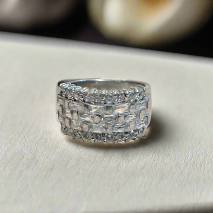 Sterling silver ring with a lot of sparkle zirkons