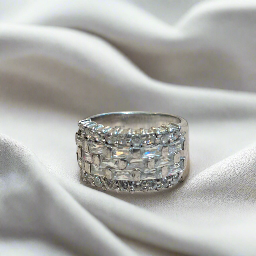 Sterling silver ring with a lot of sparkle zirkons