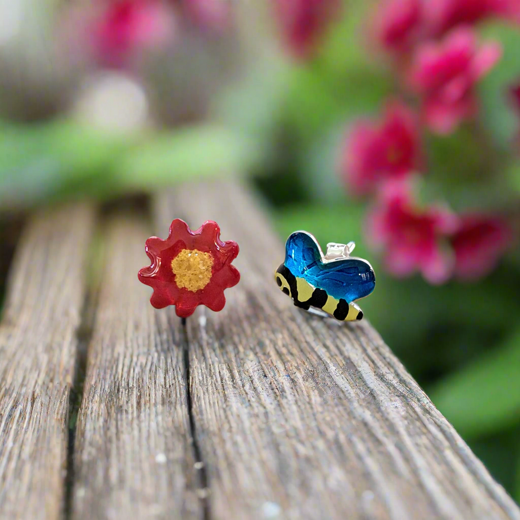 Bee and flower stud silver earrings - Katerina Roukouna