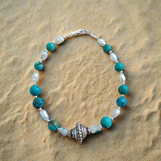 Handmade bracelet with an antique sterling silver element, pearls ans turqoise.