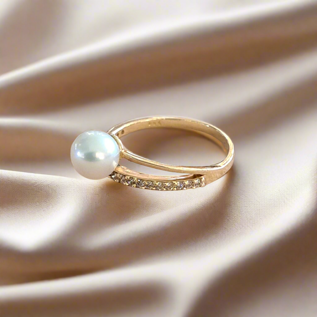 14K  Gold ring with pearl and zirkons