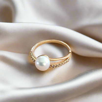 14K  Gold ring with pearl and zirkons