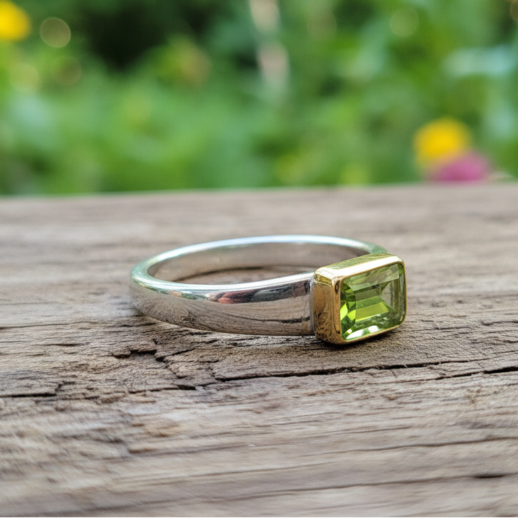 18K gold and sterling silver ring with tetragonal peridot