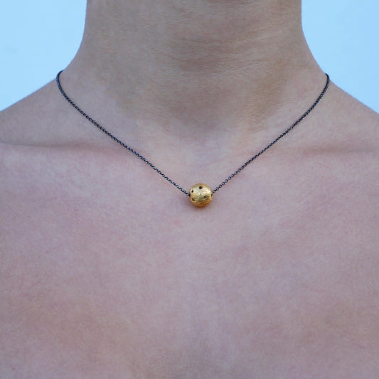 Ball goldplated necklace.