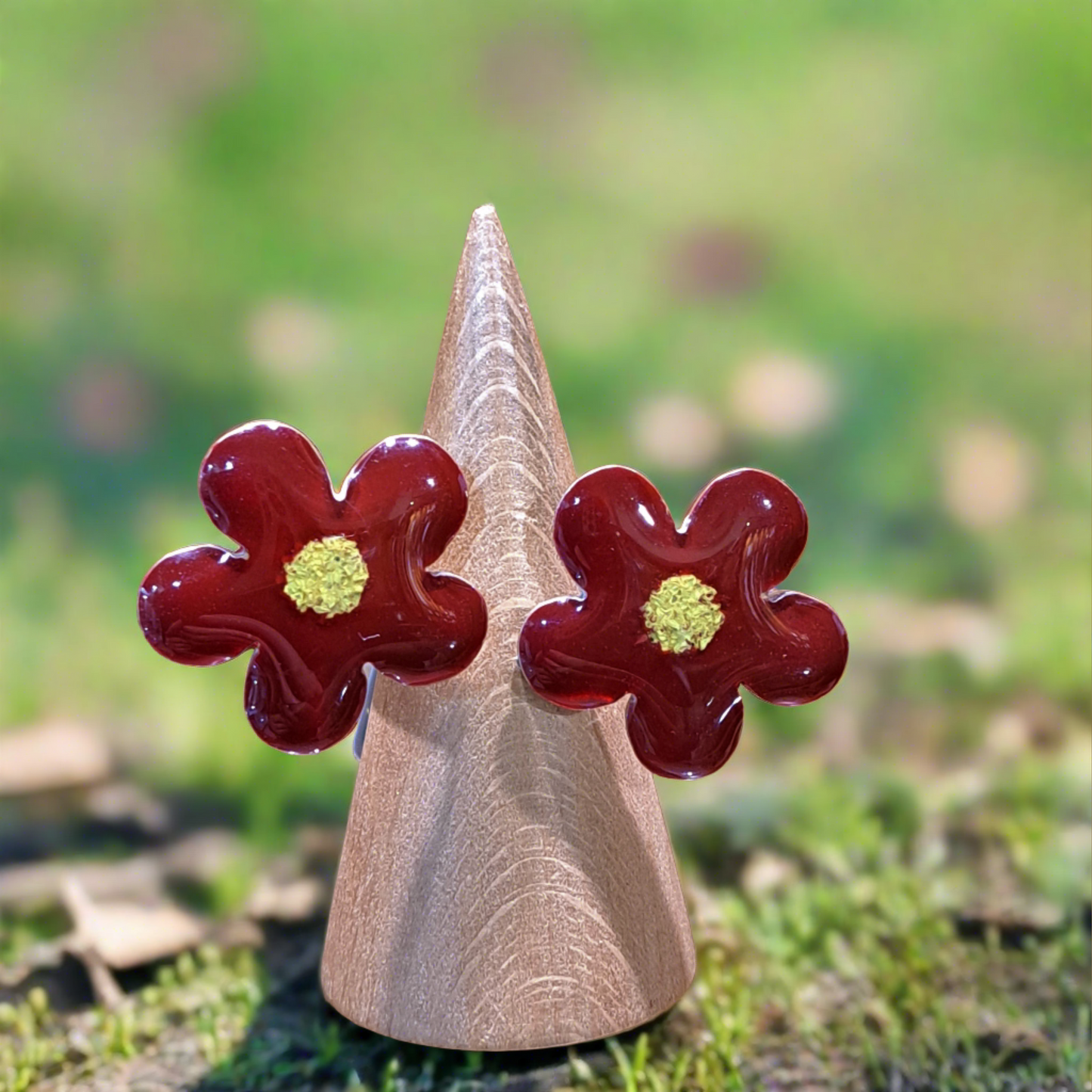 Χειροποίητο δαχτυλίδι από ασήμι και ορείχαλκο με δύο λουλούδια.