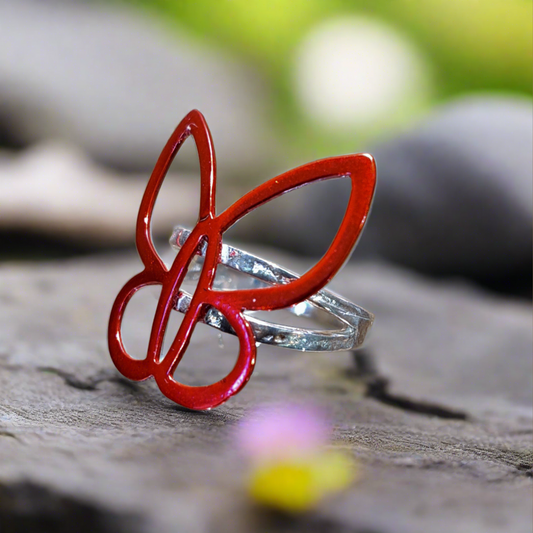 Ασημένιο δαχτυλίδι με κόκκινη πεταλούδα.