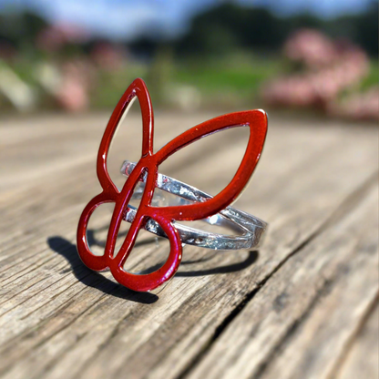 Ασημένιο δαχτυλίδι με κόκκινη πεταλούδα.