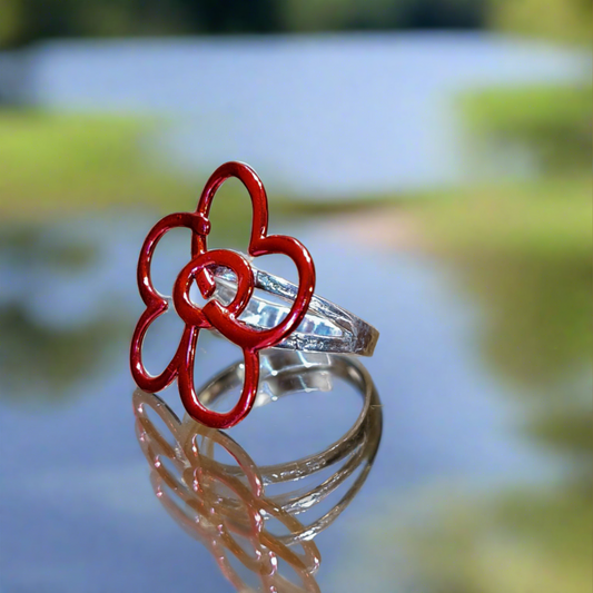 Ασημένιο δαχτυλίδι με κόκκινο λουλούδι.