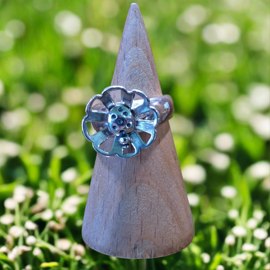 Ασημένιο δαχτυλίδι με λουλούδι και πασχαλίτσα.