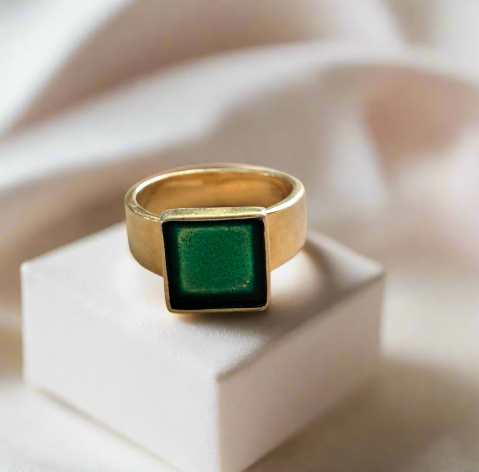 Goldplated sterling silver ring with green enamel