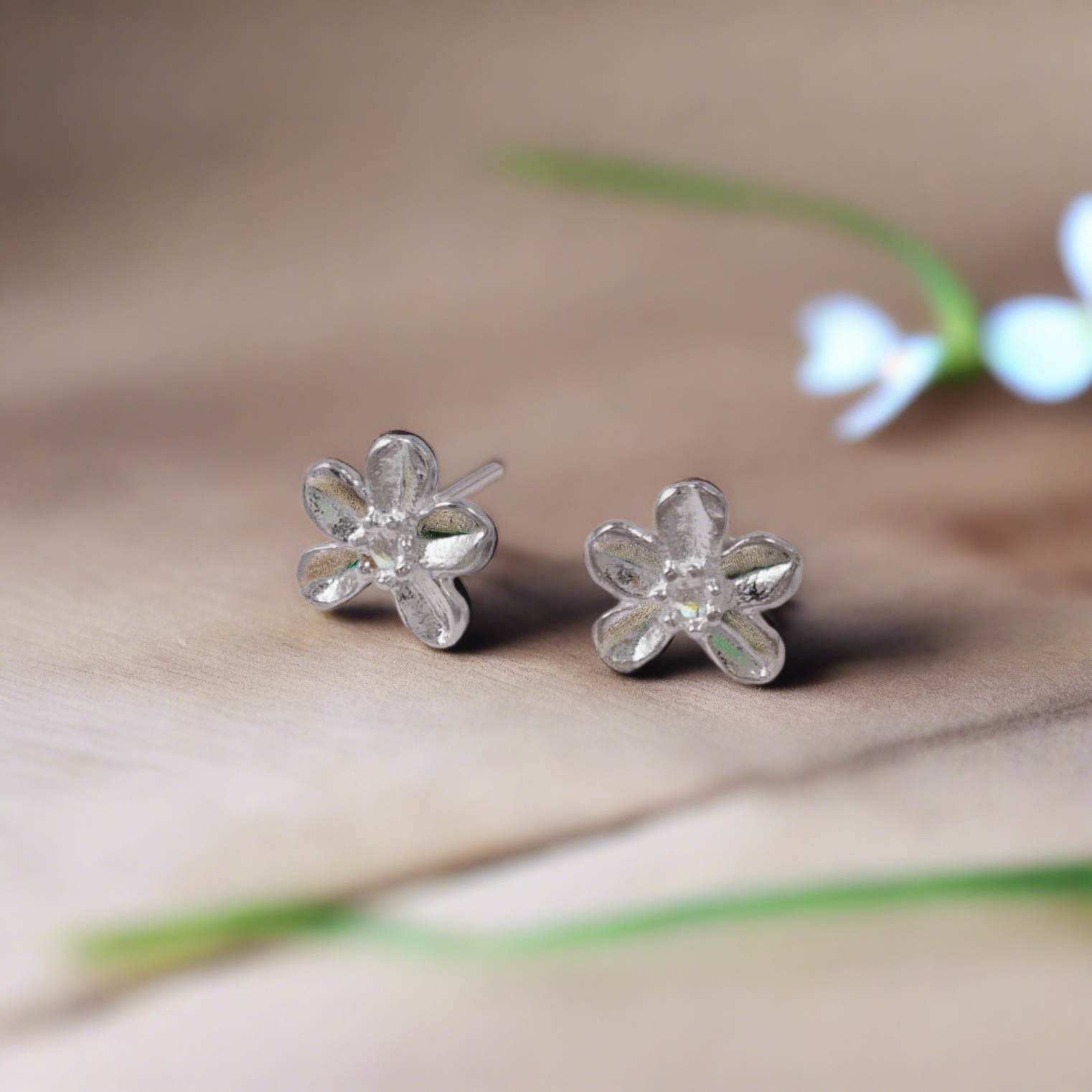 Tiny Daisy-sterling silver earrings - Katerina Roukouna