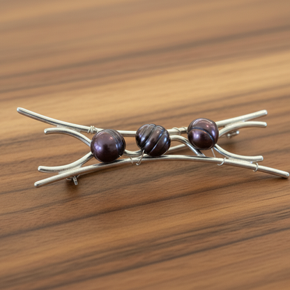 Sterling silver brooch wirh brown pearls