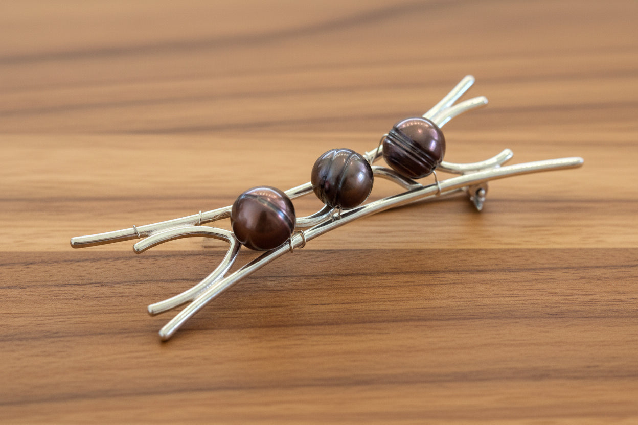 Sterling silver brooch wirh brown pearls