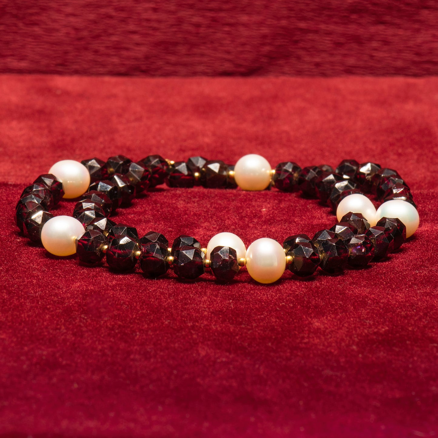 Garnets,pearls and 18K gold necklace