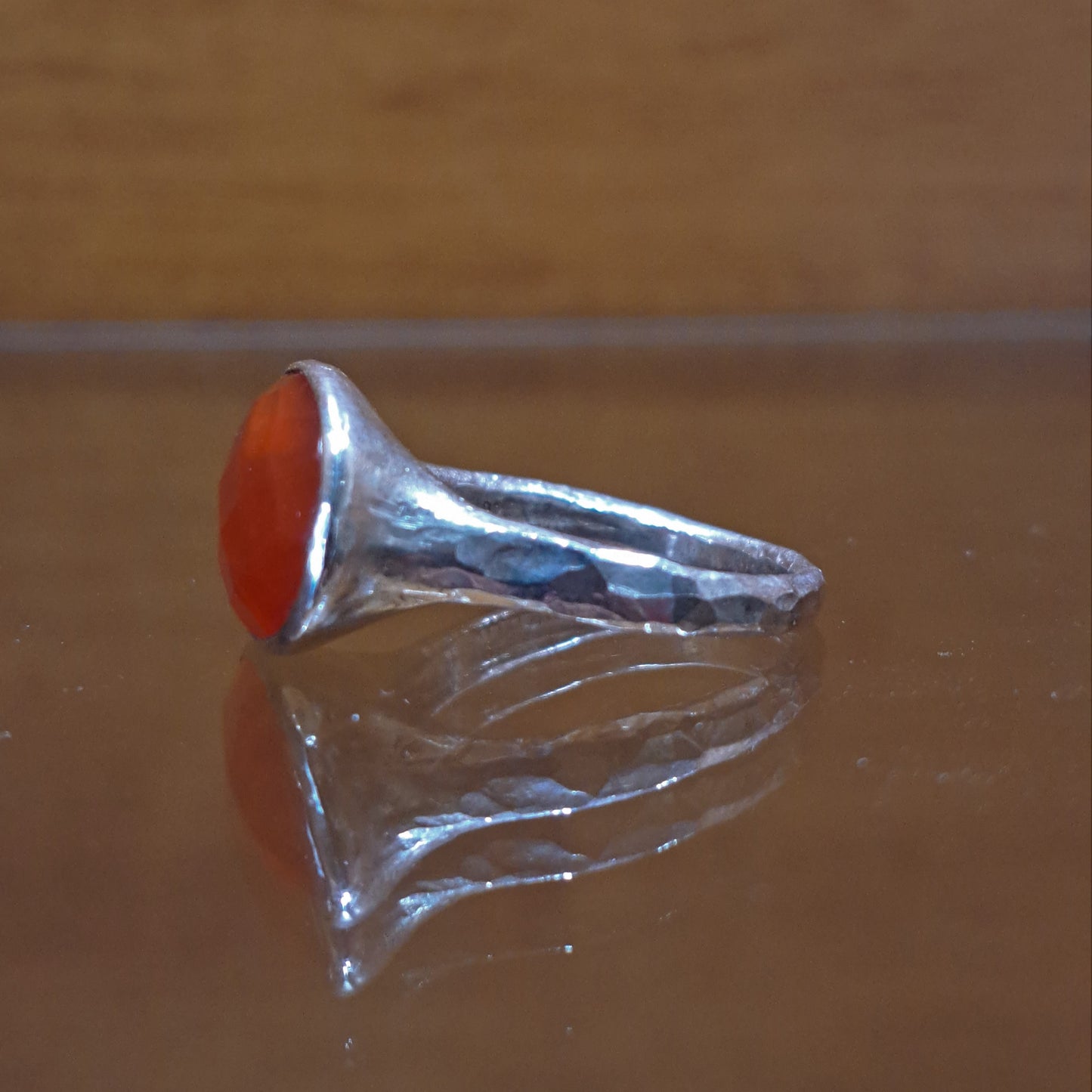Ασημένιο δαχτυλίδι με οβάλ κορνόλιθο.