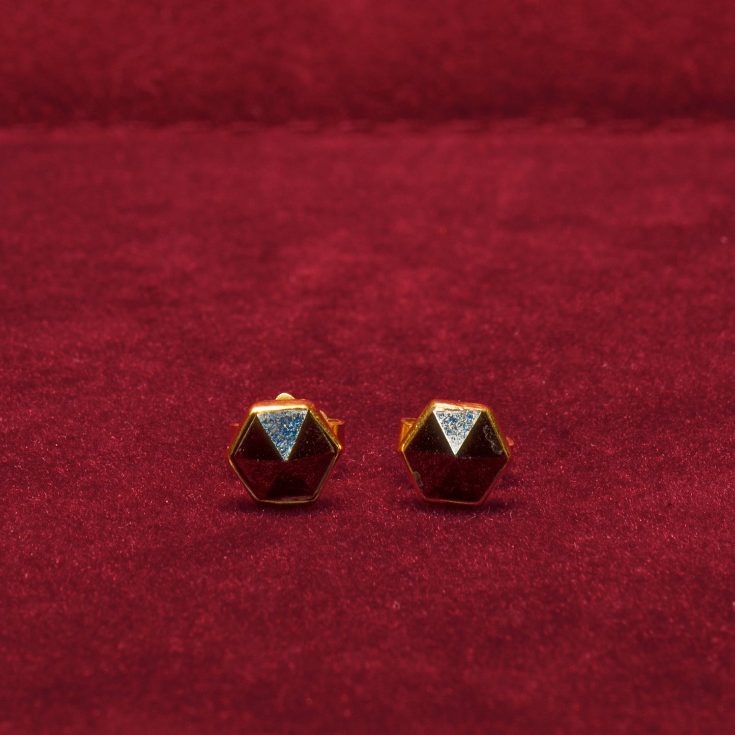 22k Gold stud earrings with garnets