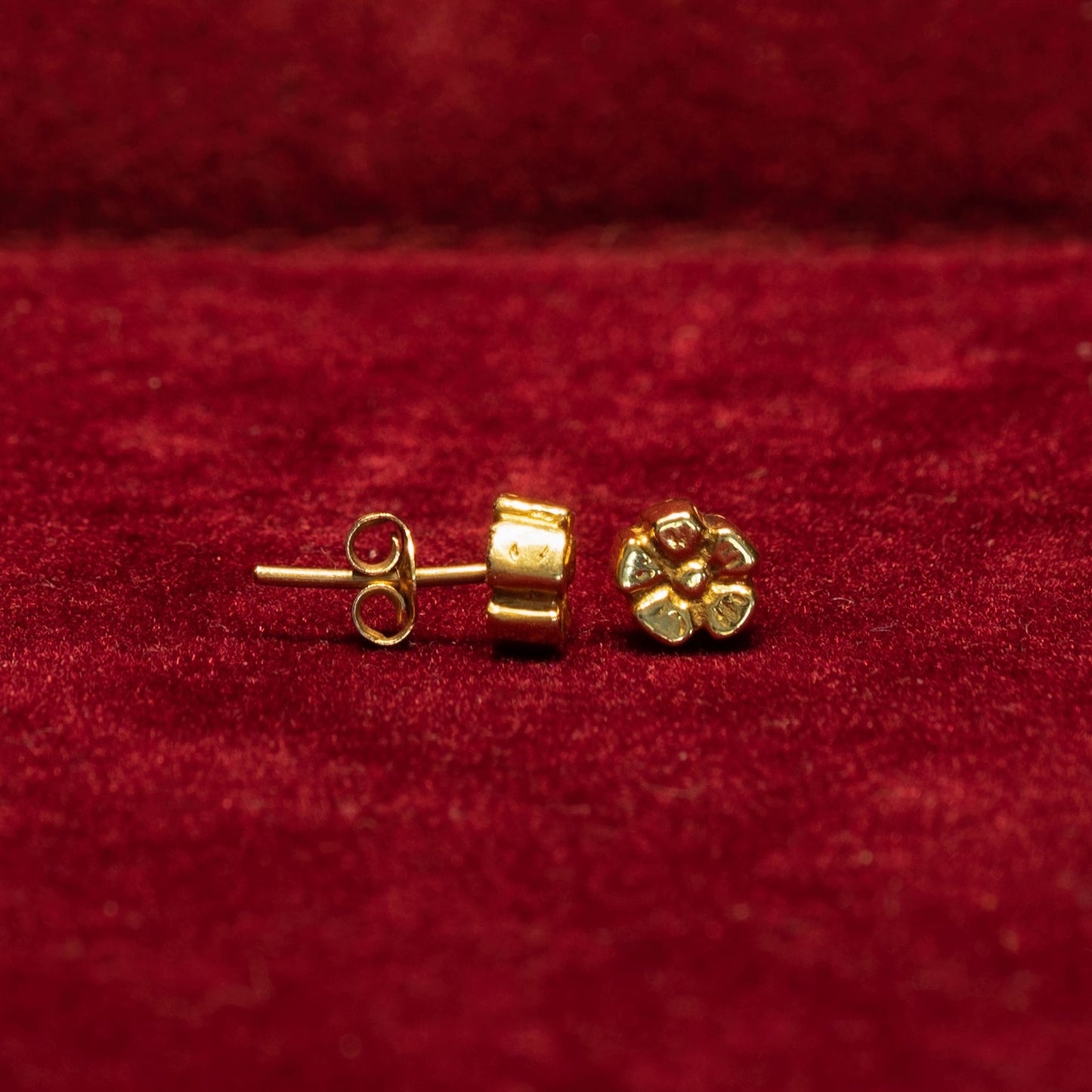 14K Gold stud earrings -marguerites