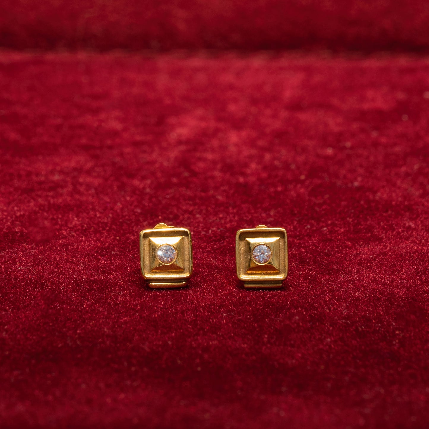 Σκουλαρίκια από χρυσό 18κ τετράγωνα ,με διαμάντια.