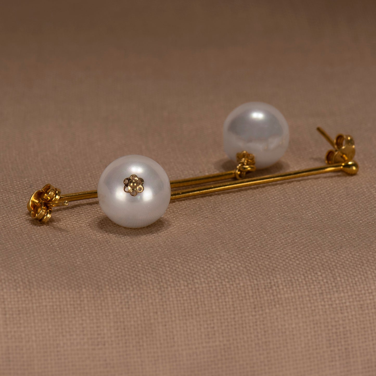 Gold plated earrings with white shellpearls (II)