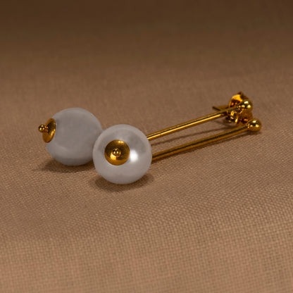 Goldplated silver earrings with white shellpearls (I)