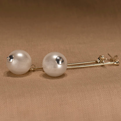 Silver earrings with white shellpearls.