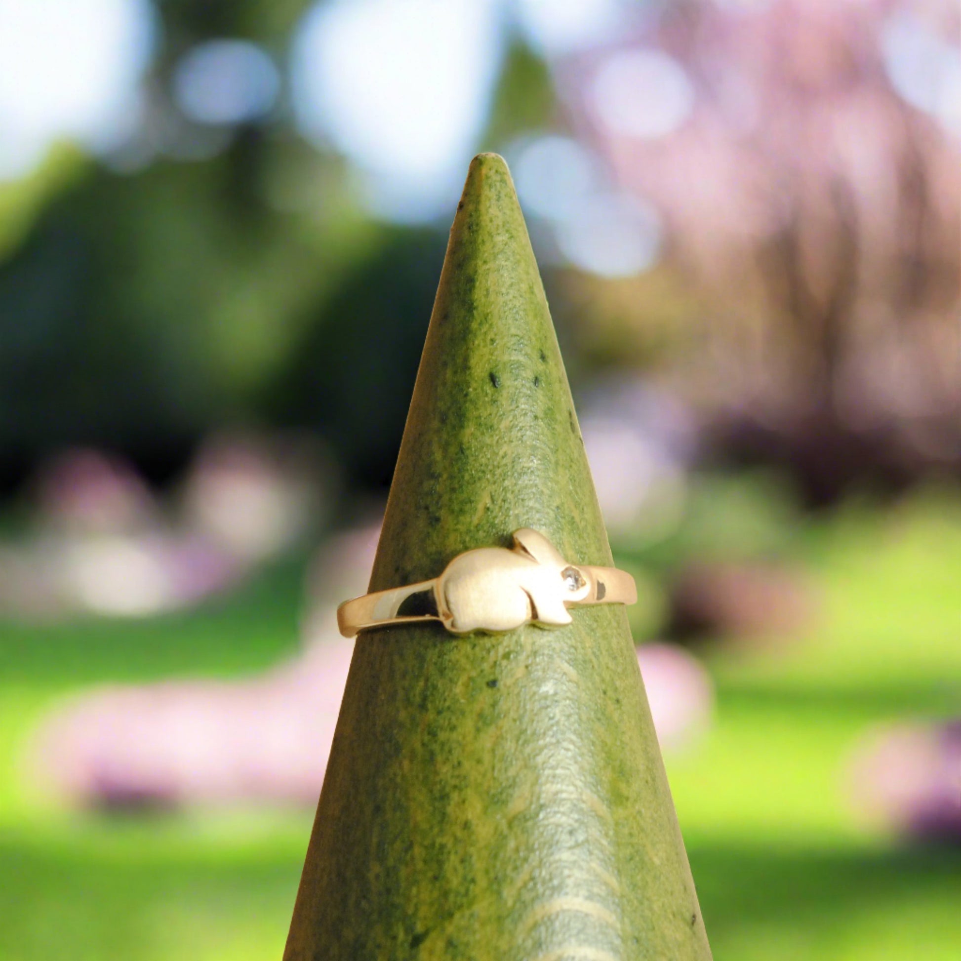  14K gold ring with a rabbit with zirkon eyes.