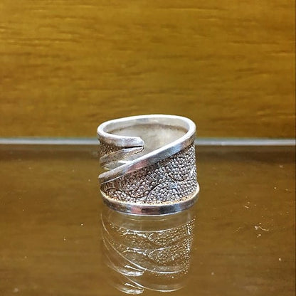 Egraved silver ring