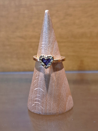 Ασημένιο επιχρυσωμένο δαχτυλίδι με μωβ καρδιά.