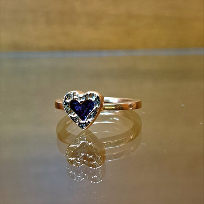 Ασημένιο επιχρυσωμένο δαχτυλίδι με μωβ καρδιά.